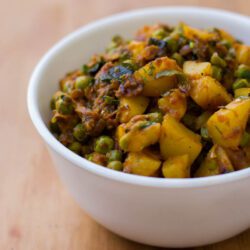 Chettinad Style Urulai Pattani Roast - Potato Peas Curry #sidedish #recipe #potato #peas