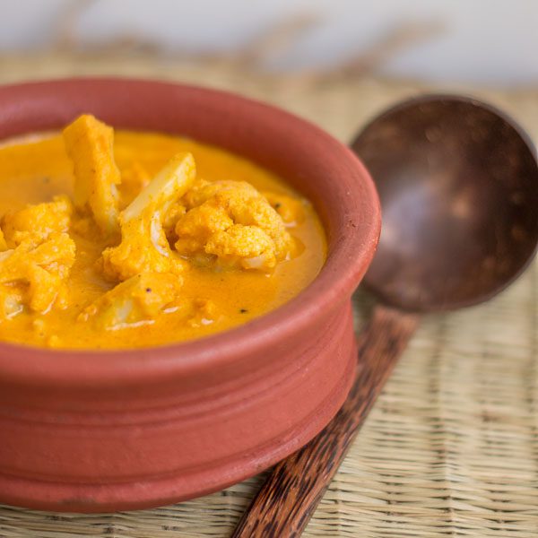 South-indian-kongunad-style-cauliflower-kuzhambu-kuruma-curry-vegan |kannammacooks.com #cauliflower #kuzhambu #korma #kuruma #curry #chapati #idli #sidedish #vegan #coconut