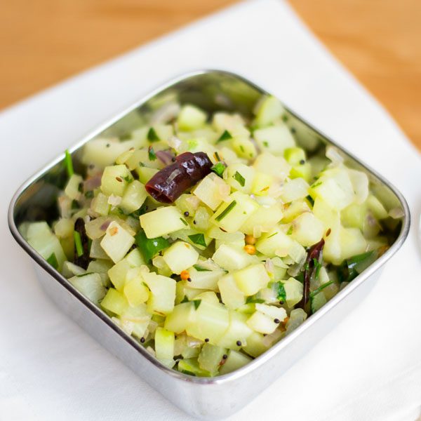 easy-quick-merakai-chow-chow-poriyal-thoran-chayote-squash-stir-fry-recipe-without-coconut