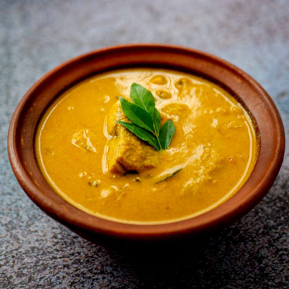 Tamil Style Mangai Meen Kuzhambu | Fish Curry With Mango And Coconut Paste