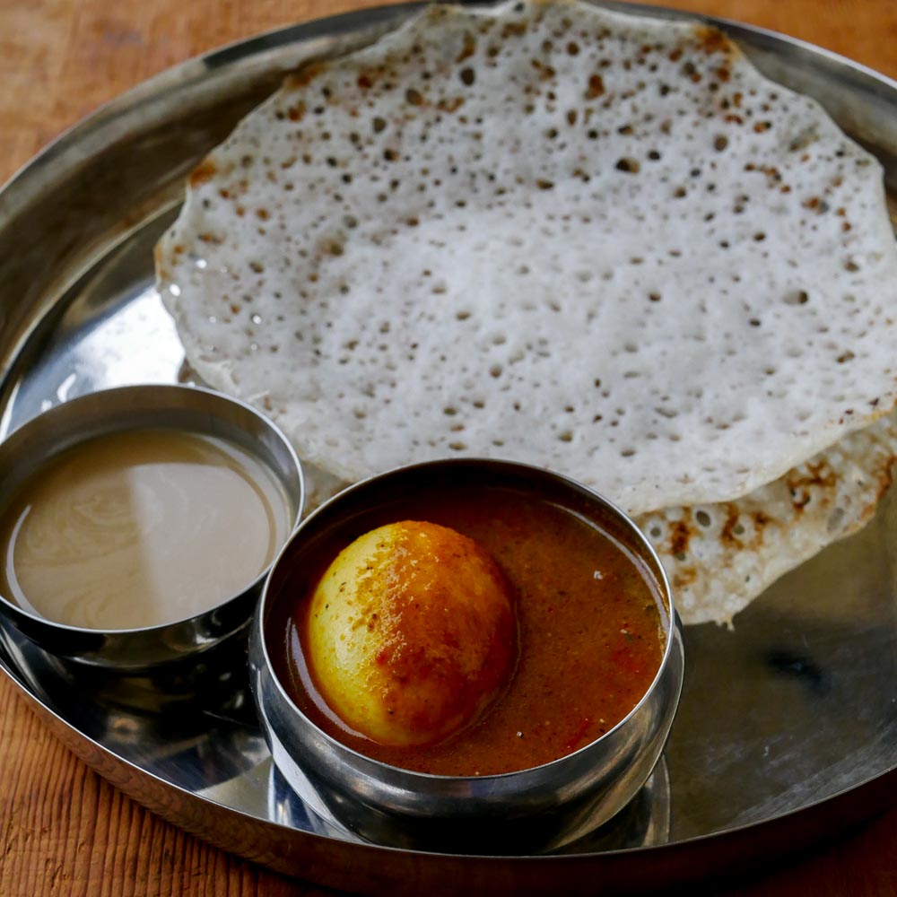 varutharacha-mutta-curry-roasted-coconut-egg-curry-recipe-1-2