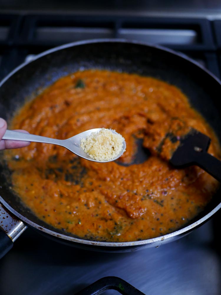 Chinna Vengayam Chutney , Small Onion Chutney for Idli and Dosai Recipe